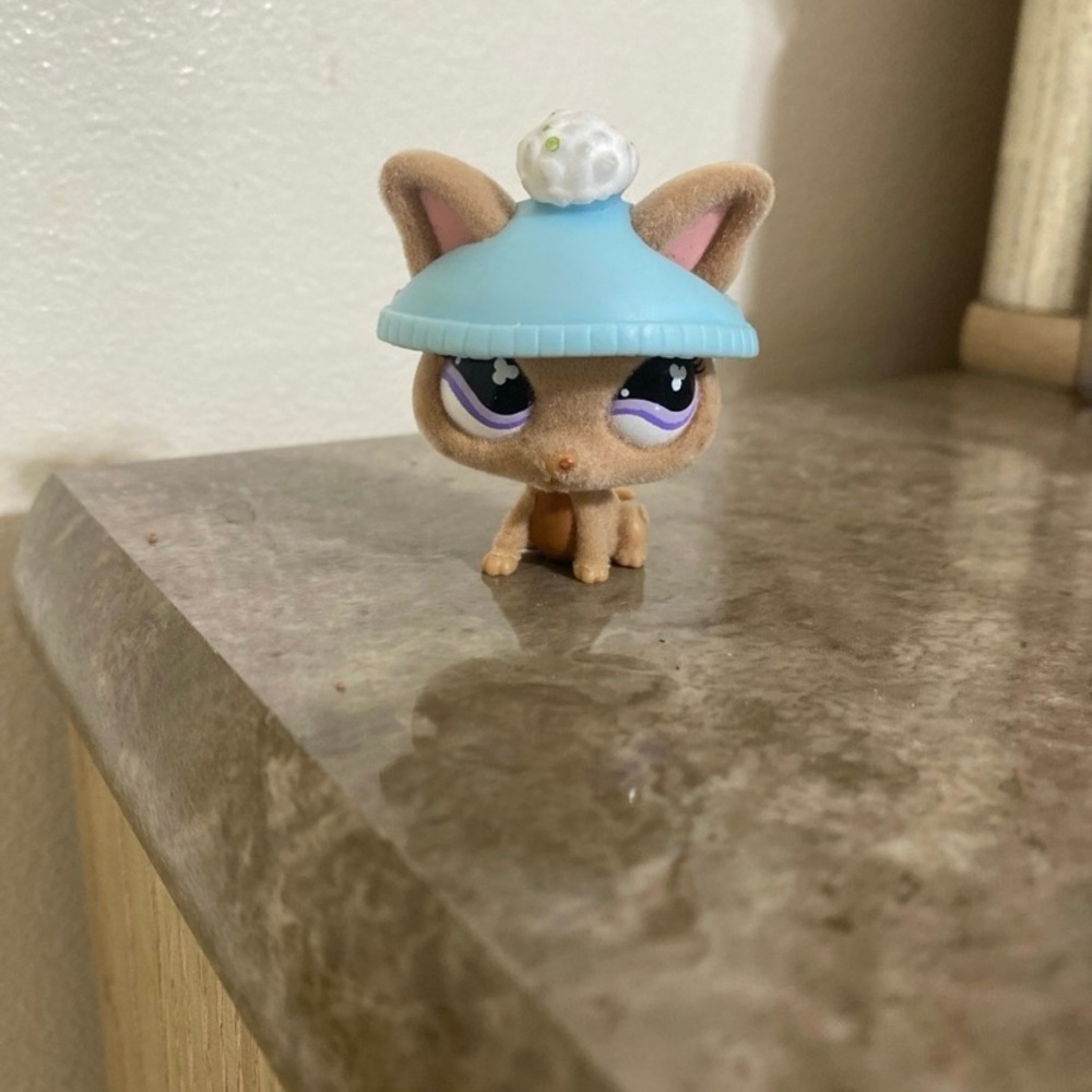 Littlest Pet Shop Furry Chihuahua Cute Brown and Blue Small Pet Figurine